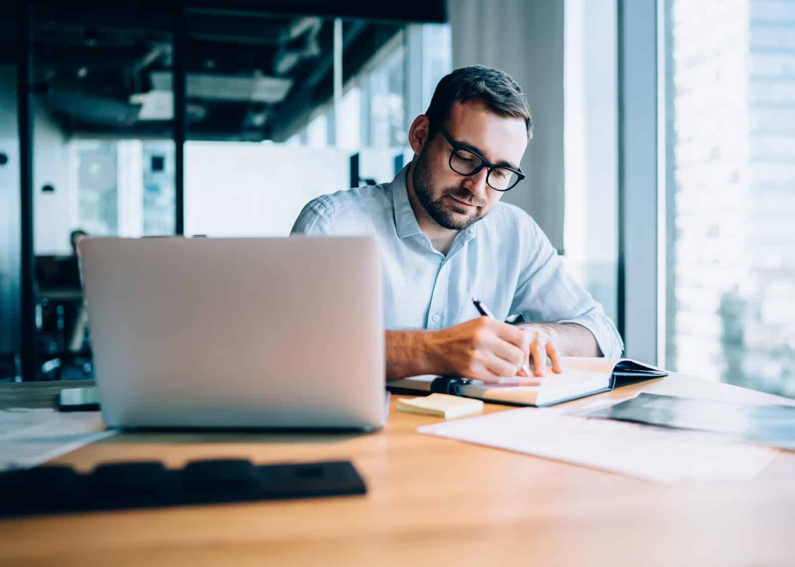10 ways businesses are tracking employee productivity in 2022